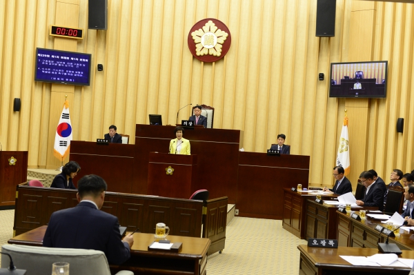 서구의회 정순애 의원(의회운영위원장)은 구청장 및 관계 공무원 출석요구의 건에 대하여 제안설명
