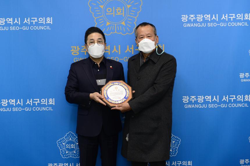 주민자치활성화 공로 기여  김용길 전 주민자치협의회장 표창패 수여