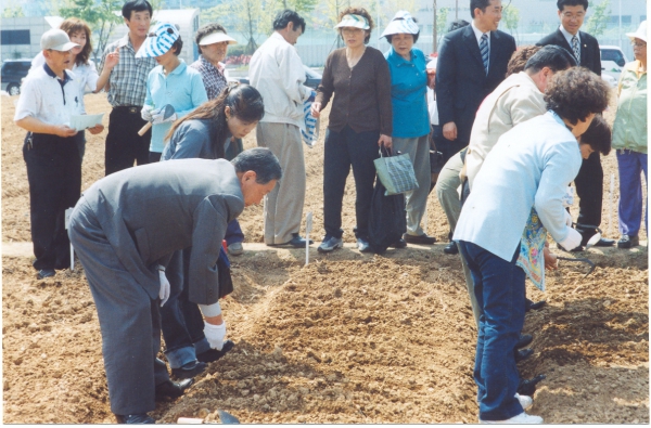 서구 상무신도심 주말농장 개장식 참석(2004. 4. 21.)