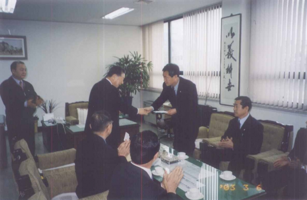 2003.3.6일 서구의회 이길도 의장을 비롯한 의원 10여명은 대구지하철 대형화재 참사로 발생된 희생자를 애도하고 대구 시민을 