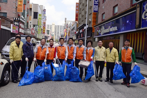 서구의회, 금호1동 시영아파트 주변 취약지 청소