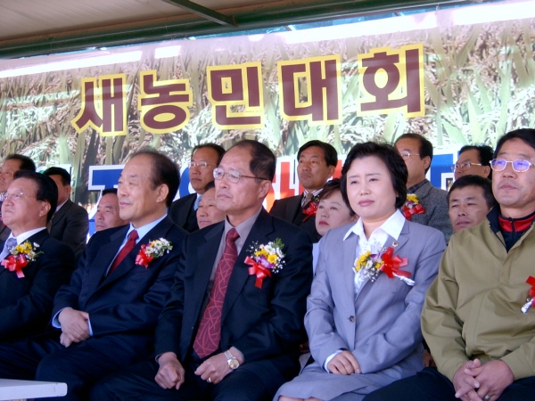 박종옥 의장은 서창농업인 한마음 대축제 참석하여 축사하였다.(11.6.)