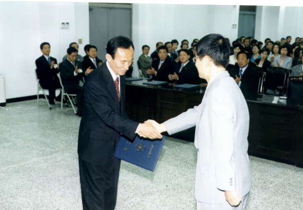 2002.6.15 2층 회의실에서 선거관리위원회로부터 제4대 의원 당선증을 교부받고 있는 김월출(상무2동)운영위원장