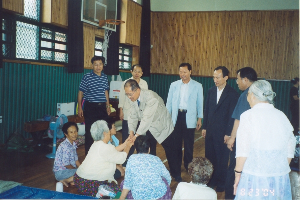 침수 피해지역 현장 방문, 이재민들을 위로 격려(2004. 8.23)