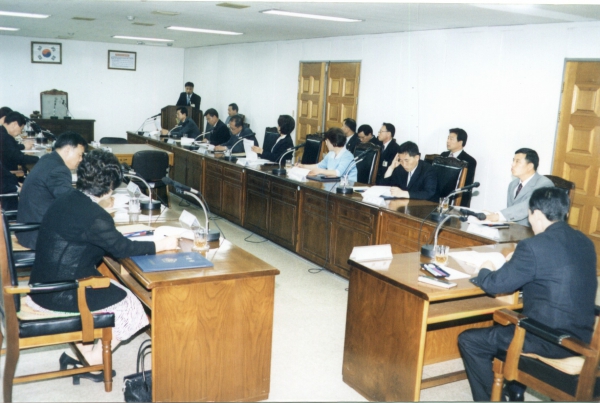 제4대 서구의회 의원등록과 관련 설명회에 참석 등록사항을 경청하고 있는 모습