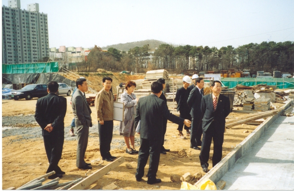 기획총무위원회 서구국민체육센터와 풍암생활체육공원 조성 대단위 공사현장 방문(2004.3.11)