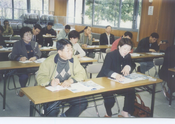 일본 해외 연수(오사카시 쓰레기 소각장을 방문 쓰레기 정책에 대해 설명을 듣고 있는 모습