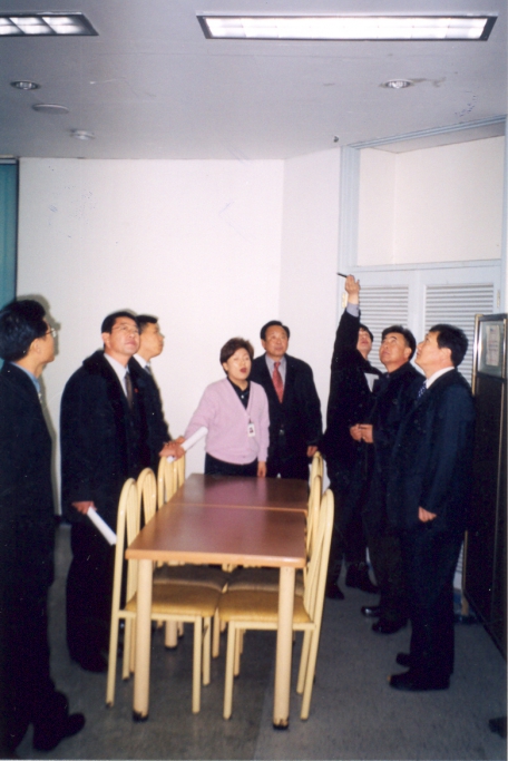 예산결산특별위원회 전위원 서구문화센터 현장 방문 활동(2003.12.17)