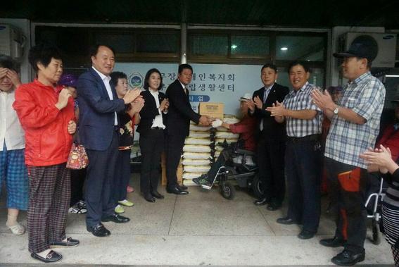 서구의회(황현택)의장,삼성모터스 한충현대표와 함께 어려운 이웃에게 백미와 라면 전달 - 1