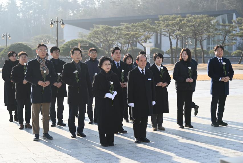 광주 서구의회, 국립5·18민주묘지 참배로 새해 공식일정 시작 - 3